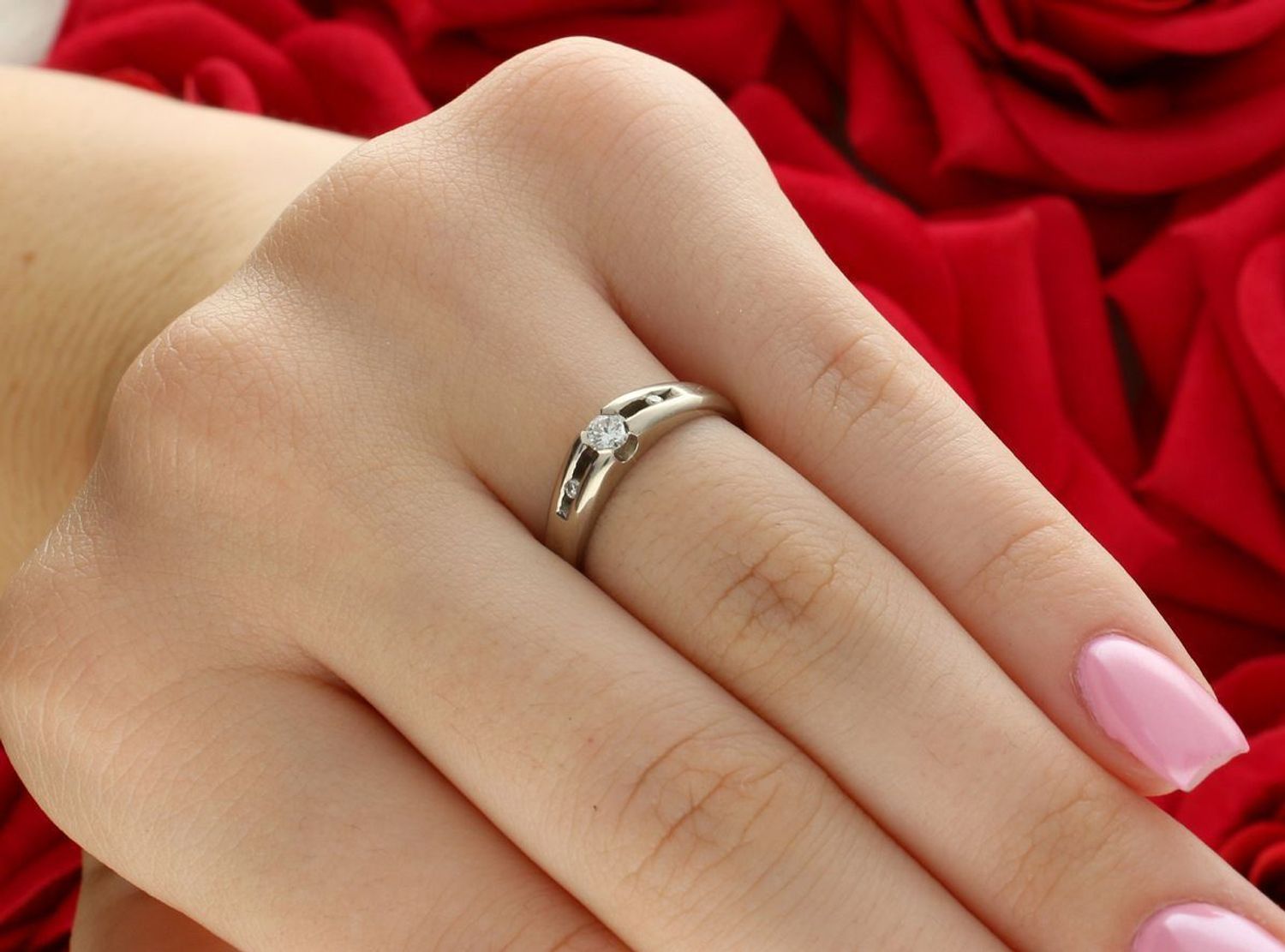 Złoty pierścionek 585 z białego złota z trzema diamentami 0,15 ct (SIW). Ponadczasowy wzór i certyfikat autentyczności w komplecie. Idealny na prezent lub zaręczyny.1.jpg